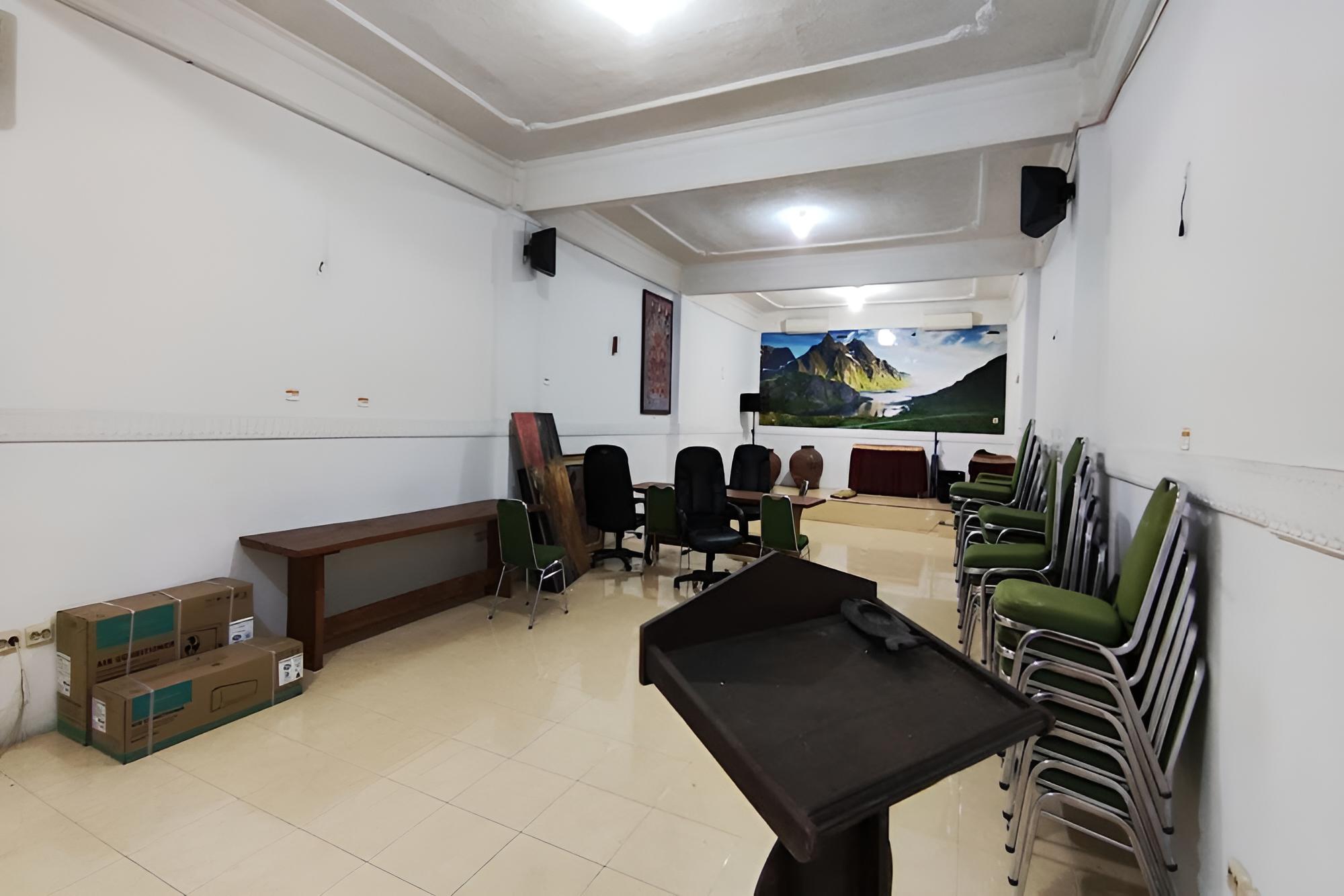 Capital O 93653 Kinasih Hotel