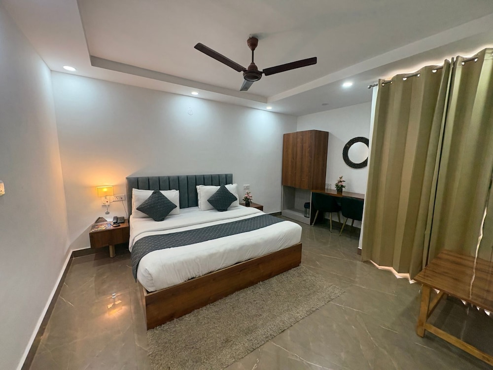 Hotel Breezy Heights Near IGI Delhi Airport by JIP