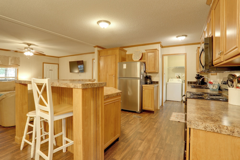 Greers Ferry Lake Access: Cabin w/ Boat Slip!