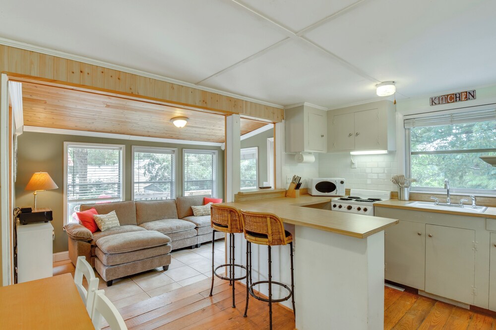 Waterfront Cabin w/ Private Dock on Lake Hartwell!