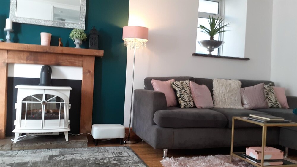 Lovely 3-bed House in Bridgend 7min From Porthcawl