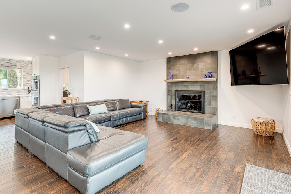 2 Mi to Lake Poway: Mtn-view Escape w/ Patio!