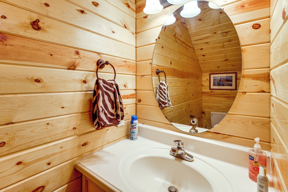 Hot Tub & Game Room: Lakefront Merrifield Retreat!