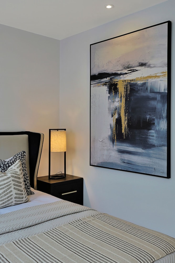 Luxe Home With Cinema Room - South Kensington