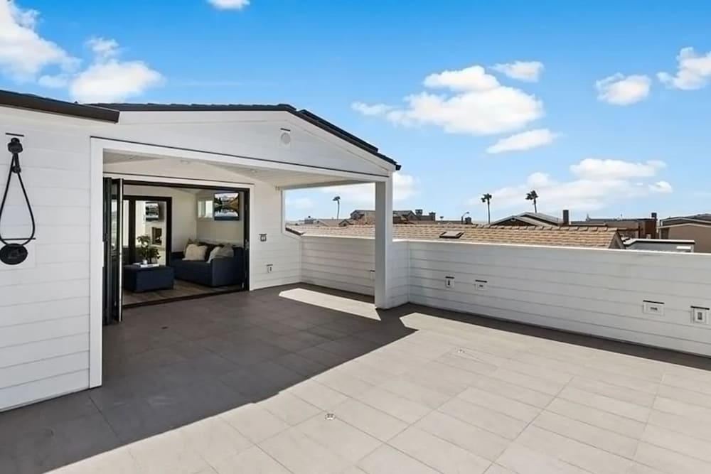 3BR Newport Luxury Rooftop Deck Hottub Parking