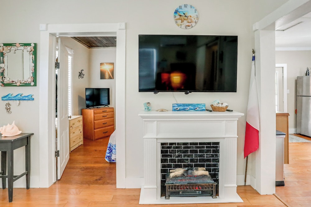 1 Mi to Beach: Colorful Cottage in Galveston!