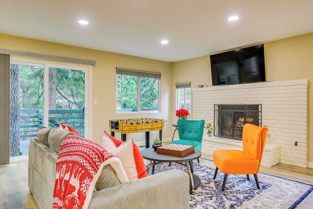 4 Mi to Lake Arrowhead: Cabin w/ Grill & Deck!