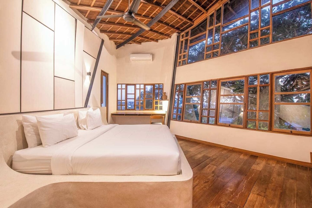 Gorgeous 2-br Penthouse With Views, 800m to the Be