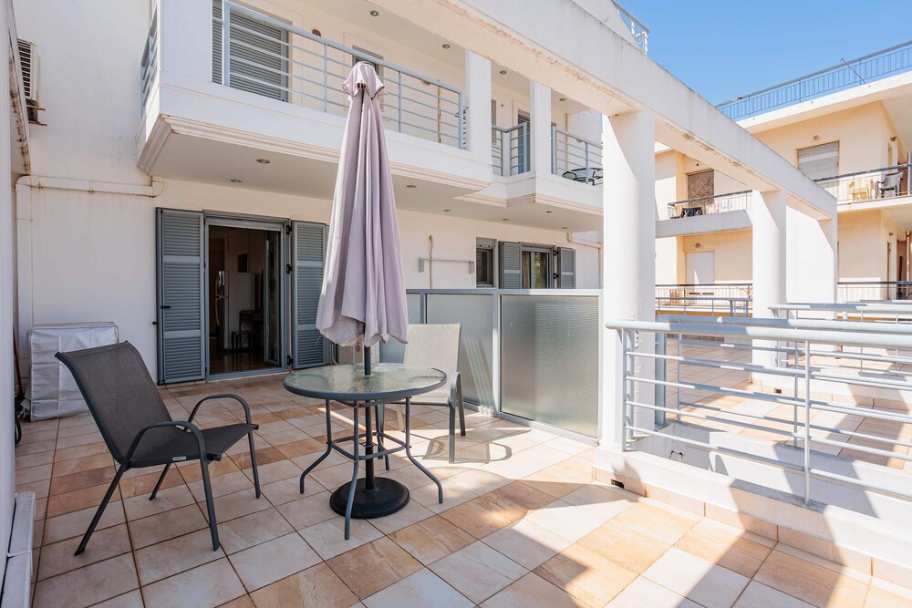 Filiatra Cozy Cental Retreats With Balconies