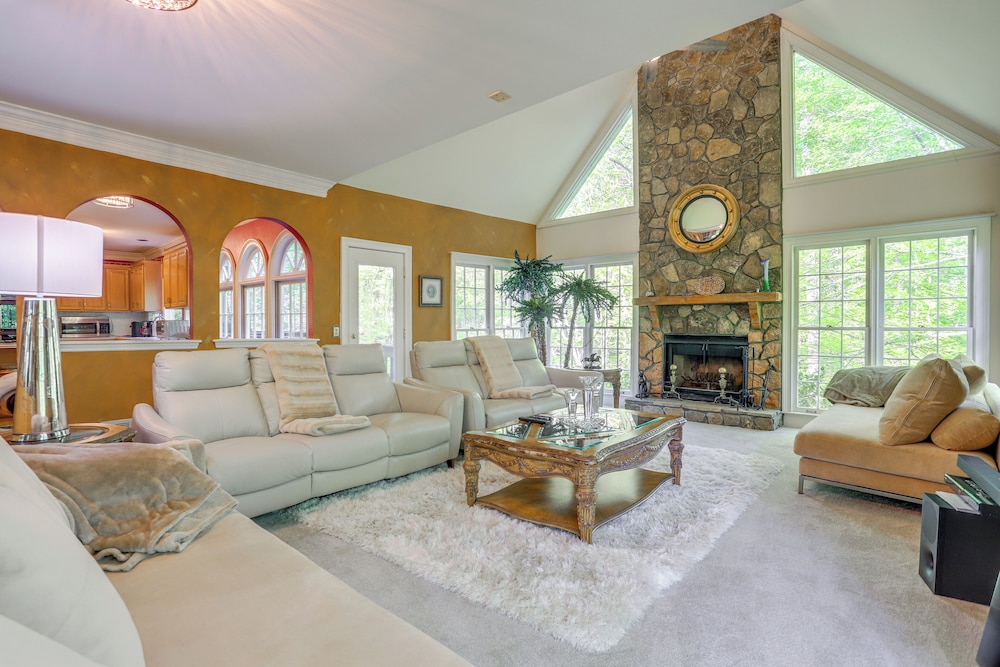 3 Mi to Roswell Riverwalk: Spacious Getaway!