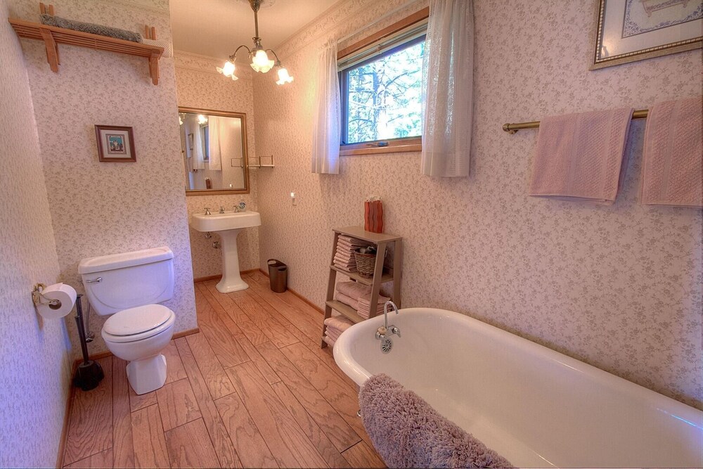 Lake View Glen 4 Bedroom Home by RedAwning - Property Image 3
