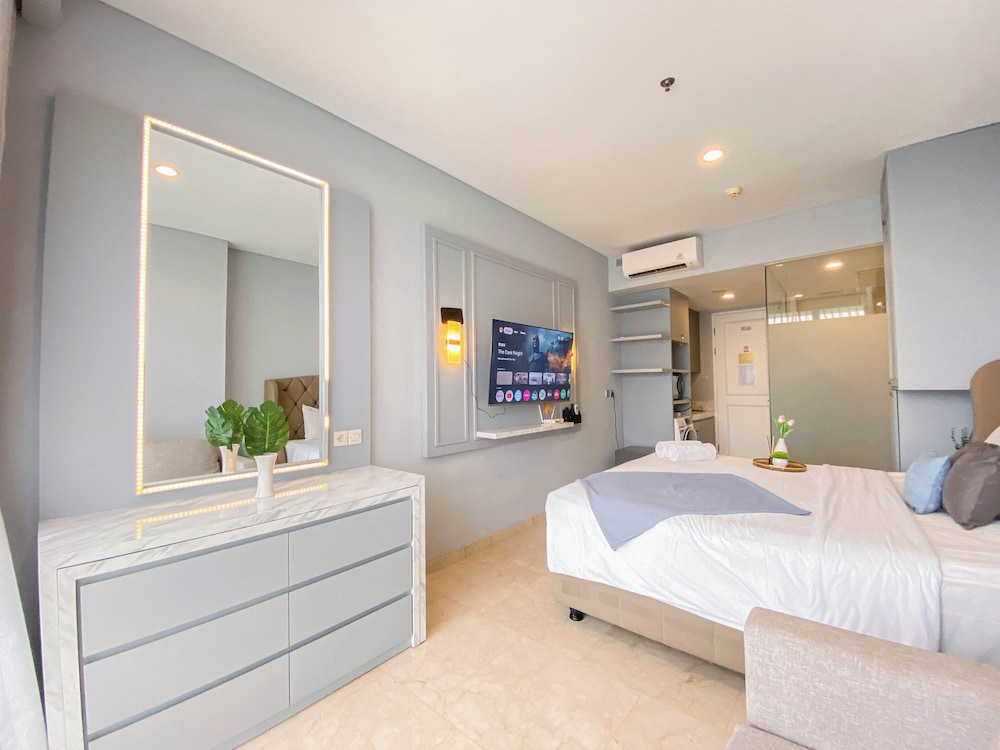 Minimalist and Cozy Studio at Apartment Art Deco
