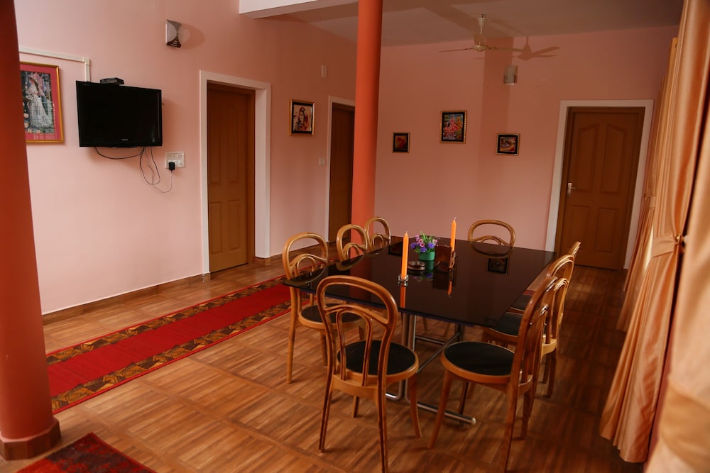 Room-1 Bedroom With Balcony Mountain Vie view 3
