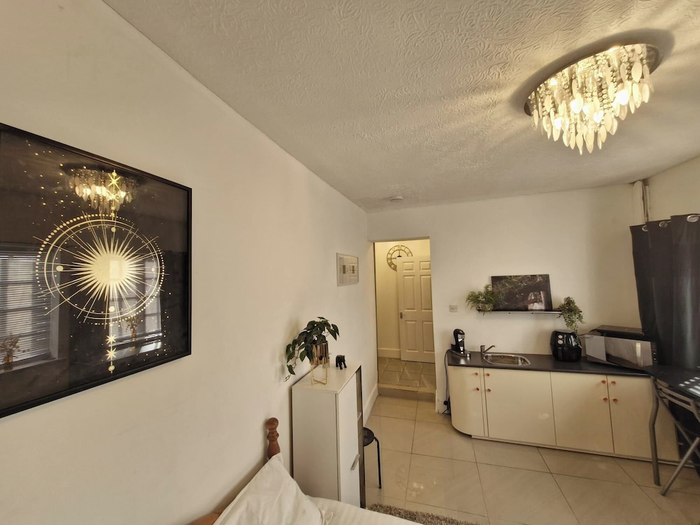 Beachside Retreat - Pets Ok - Free Parking