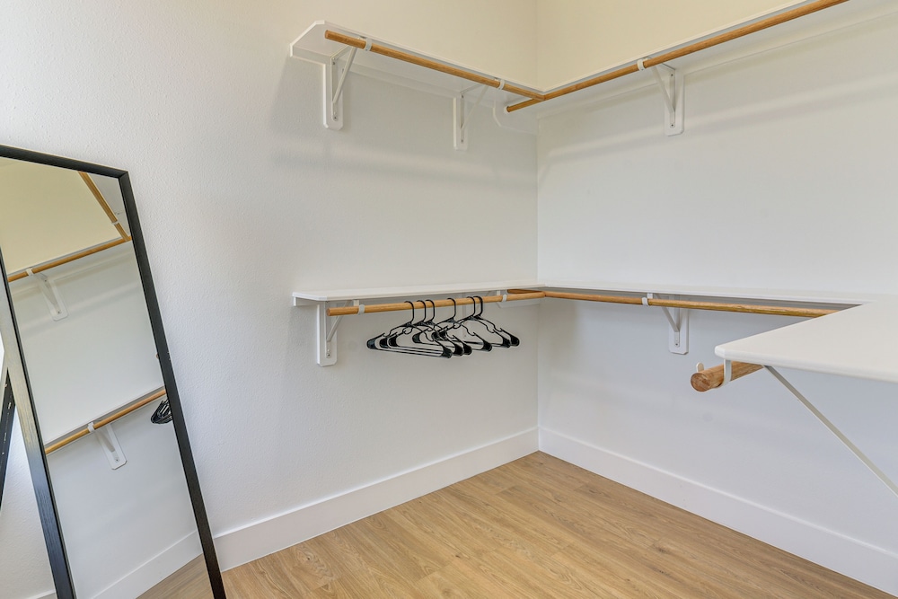 2 Mi to Dtwn Houston: Stylish Retreat w/ Balcony