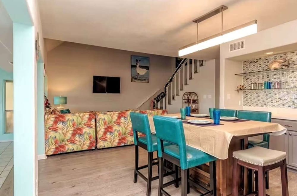 Bayside Paradise 4BR Home w Patio Games Room