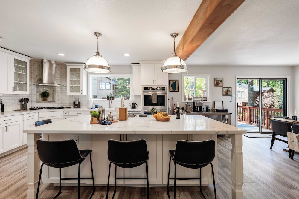 Geraldine Drive by Avantstay Hot Tub, Views, Walk to Trails + Game Room