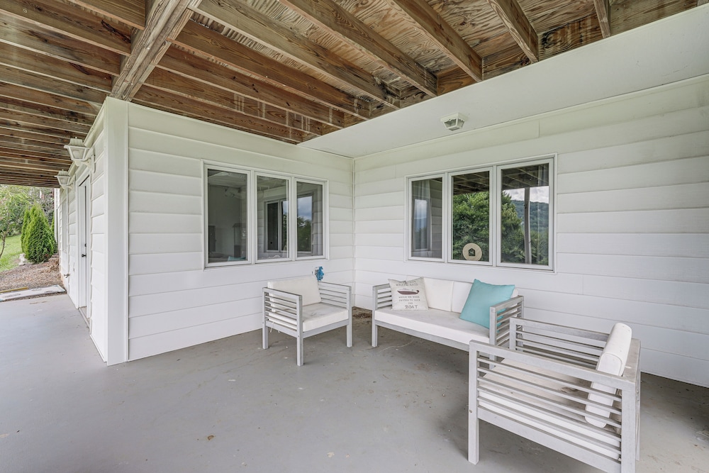 < 1 Mi to Lake Chatuge: Home w/ Mtn & Water Views!