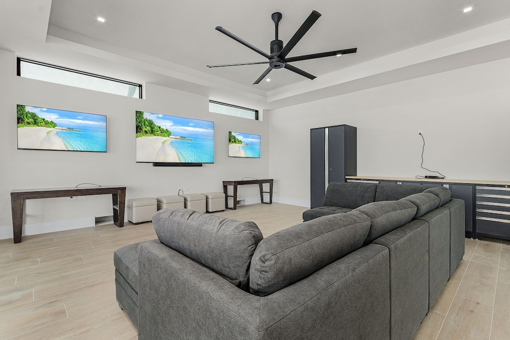 793 Shoreline Estate: 6bd/6br, Luxurious Pool Home On The Water! 6 Bedroom Home
