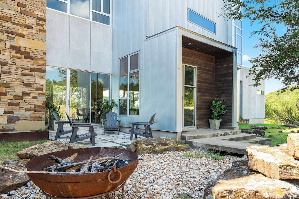 Luxury 4BR Hilltop Retreat Hot Tub & Scenic Views