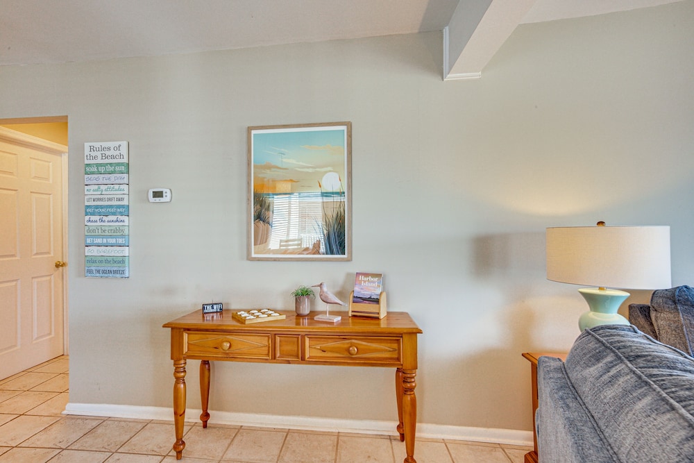 Harbor Island Condo With Deck - Steps to Beach!