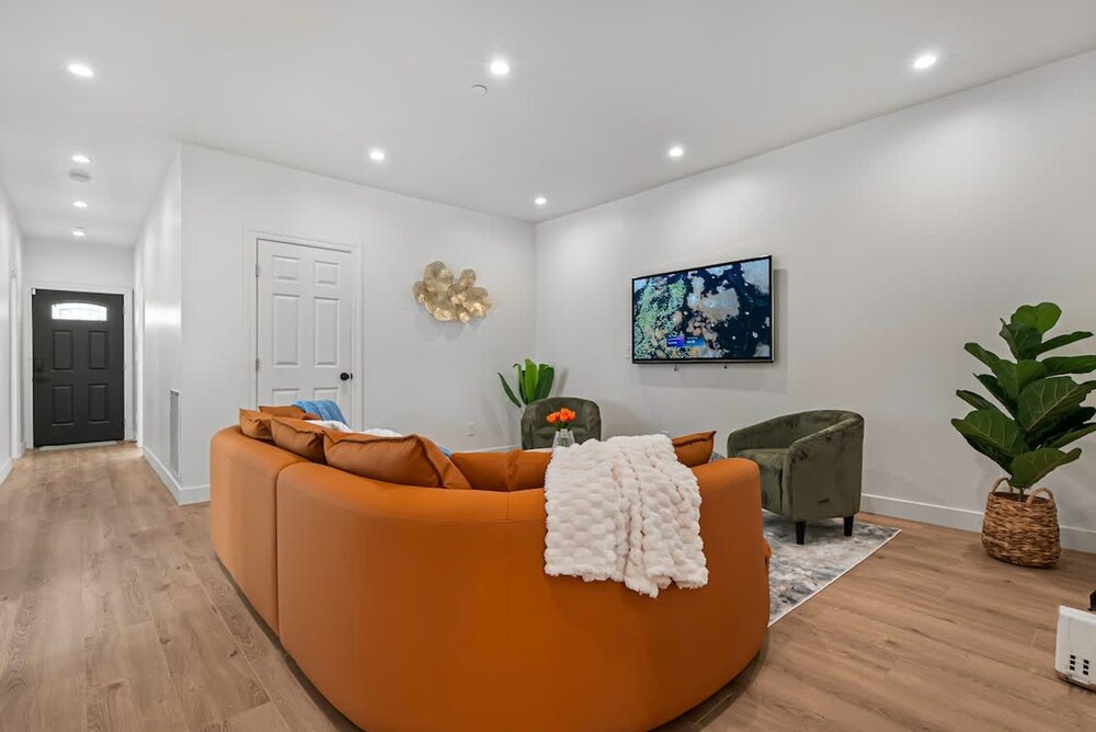 Massive 8BR Home in Hayward With AC Free Parking