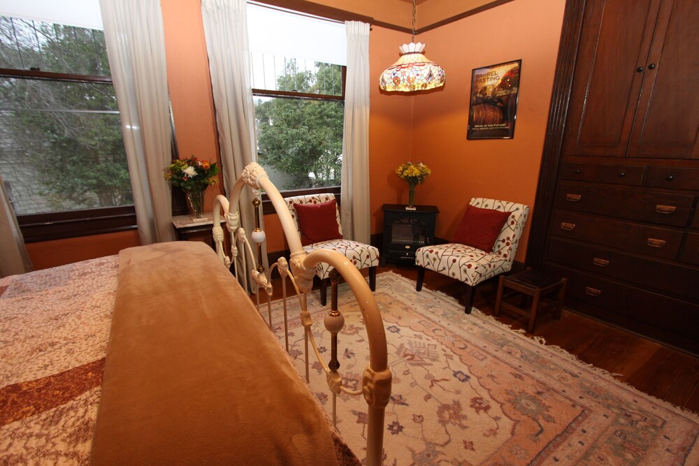Kelley & Young Wine Garden Inn