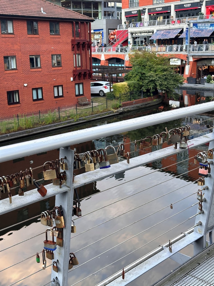 Charming Birmingham Apartment With Mini Balcony and Wifi With a Free Parking