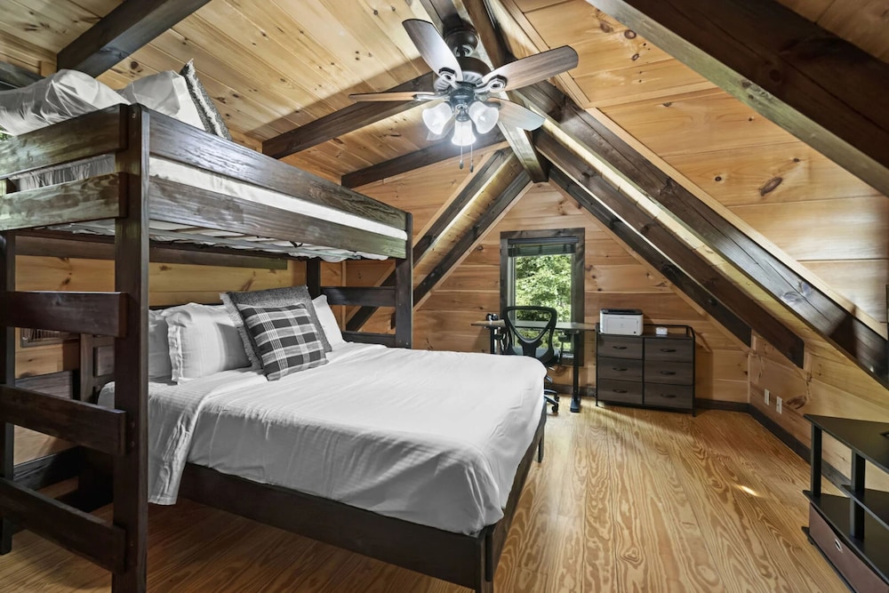 Bankhead Lodge by Avantstay Waterfront Log Cabin