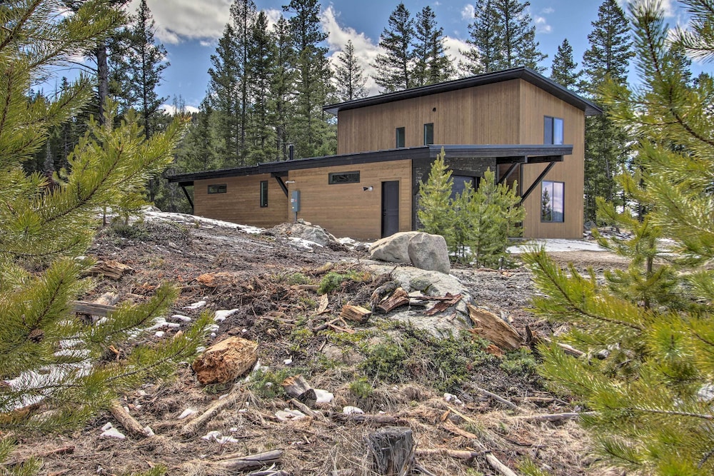 Modern & Newly Built Cabin: Ski, Fish, Hike! view 4