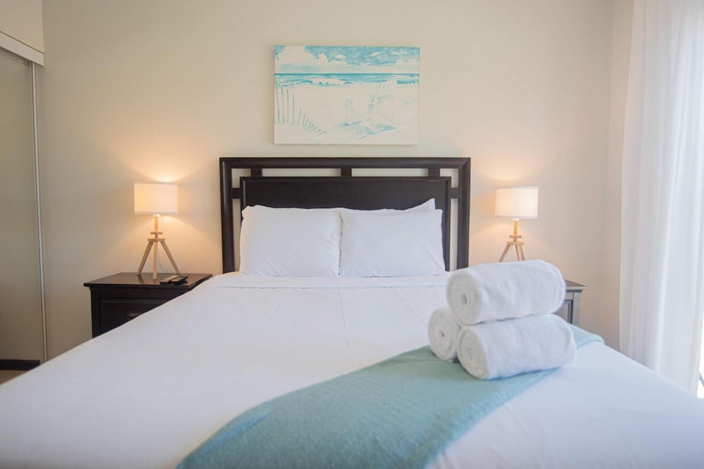 2BR 3BA GYM Pools 24 7 Security Restaurant
