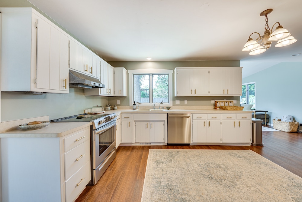 Charming Racine Home - Walk to Lake Michigan! - Property Image 22