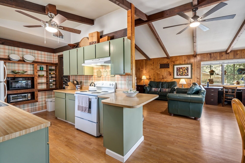 Tranquil Retreat - Home With Spacious Deck & Grill 4 Bedroom Home view 4