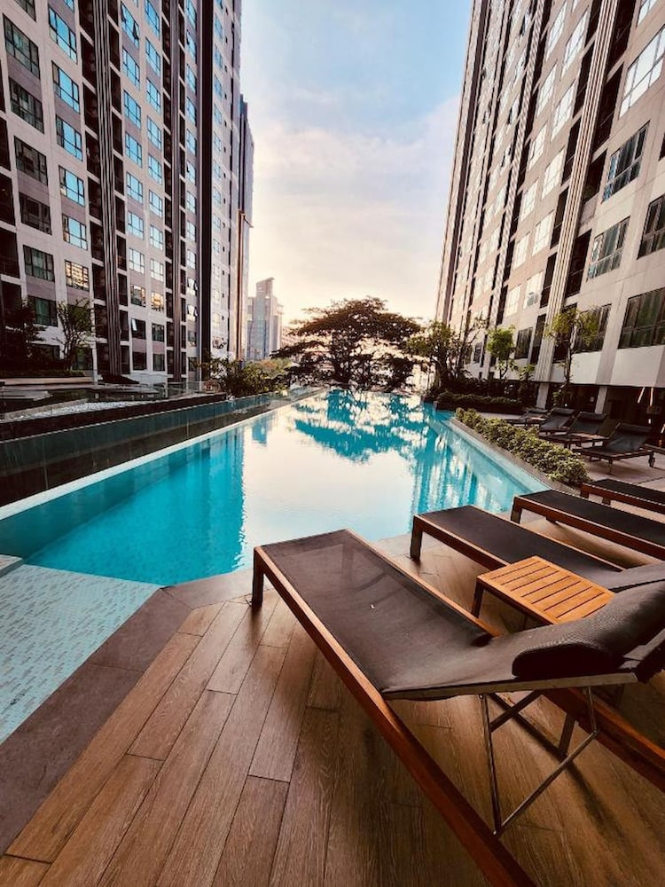 Great Location - Awesome Pool