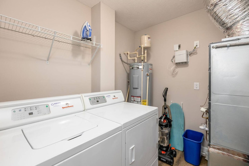 Woodland Penthouse 2BR W D Pool Gym Walkable