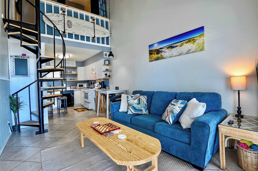 Walk to Beach Pool Sleeps 6!