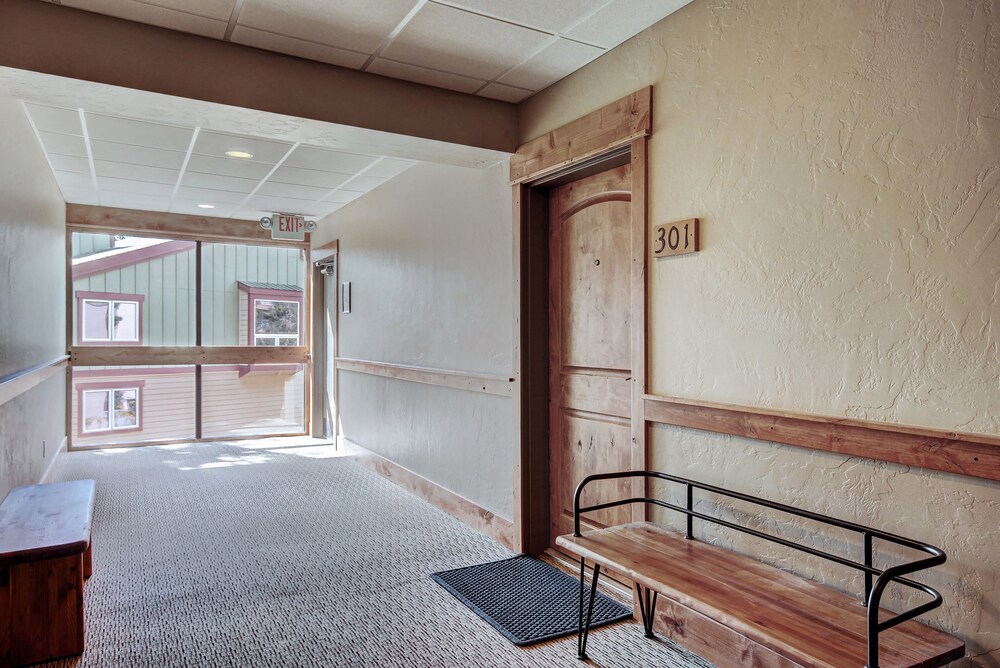 Mountainwood 301 2 Bedroom Condo by RedAwning