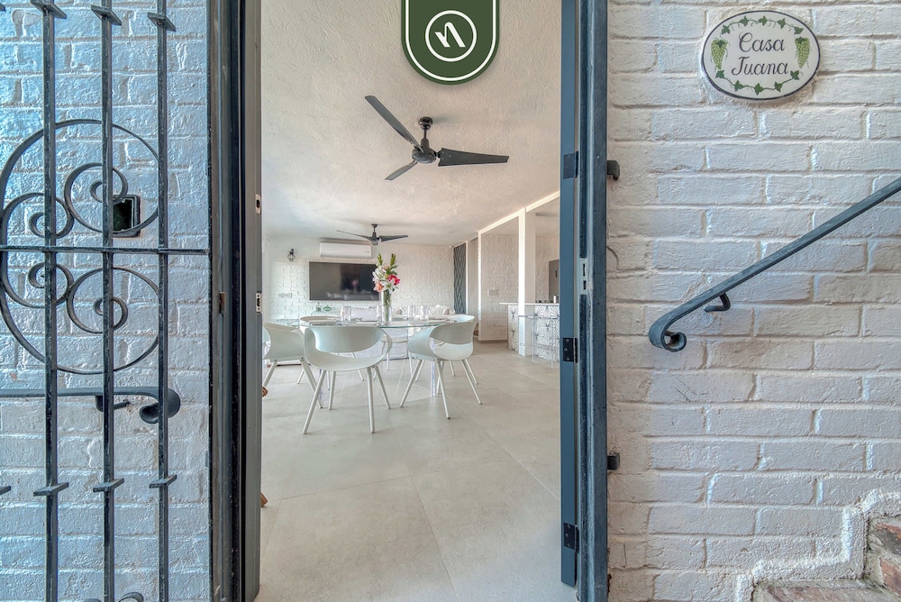 Oceanview 2 BR Unit- Steps Away From Beach - Pool