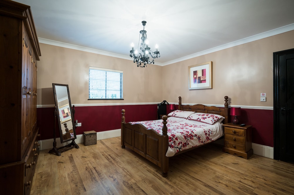 Suffolk Retreats for up to 24 Guests With hot tub view 4