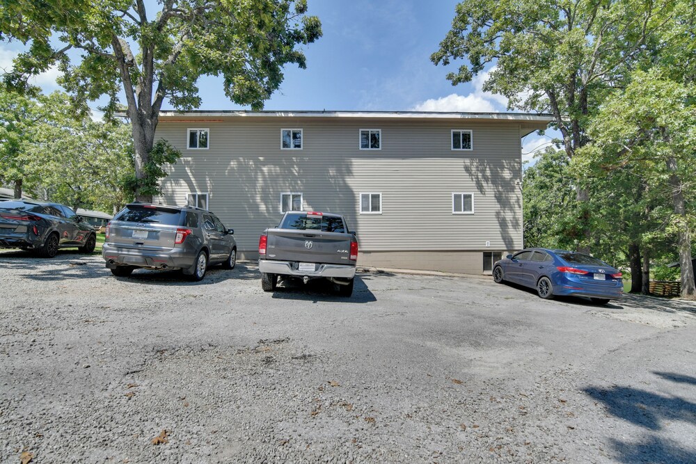 Charming Studio w/ Pool & Table Rock Lake Access!