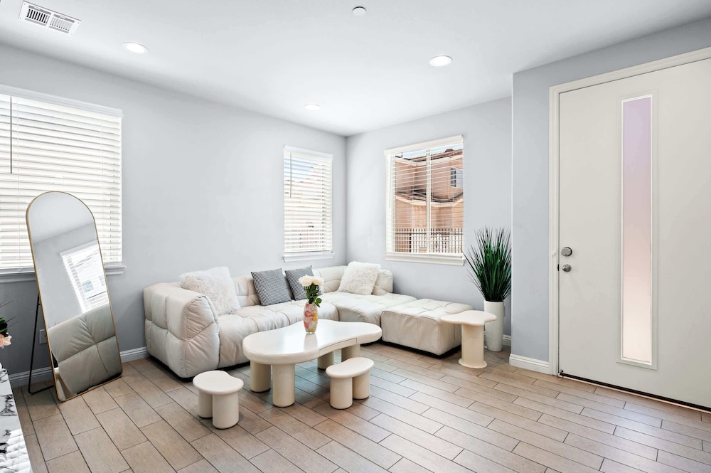 Modern Spacious Home Bright, Family Group Friendly