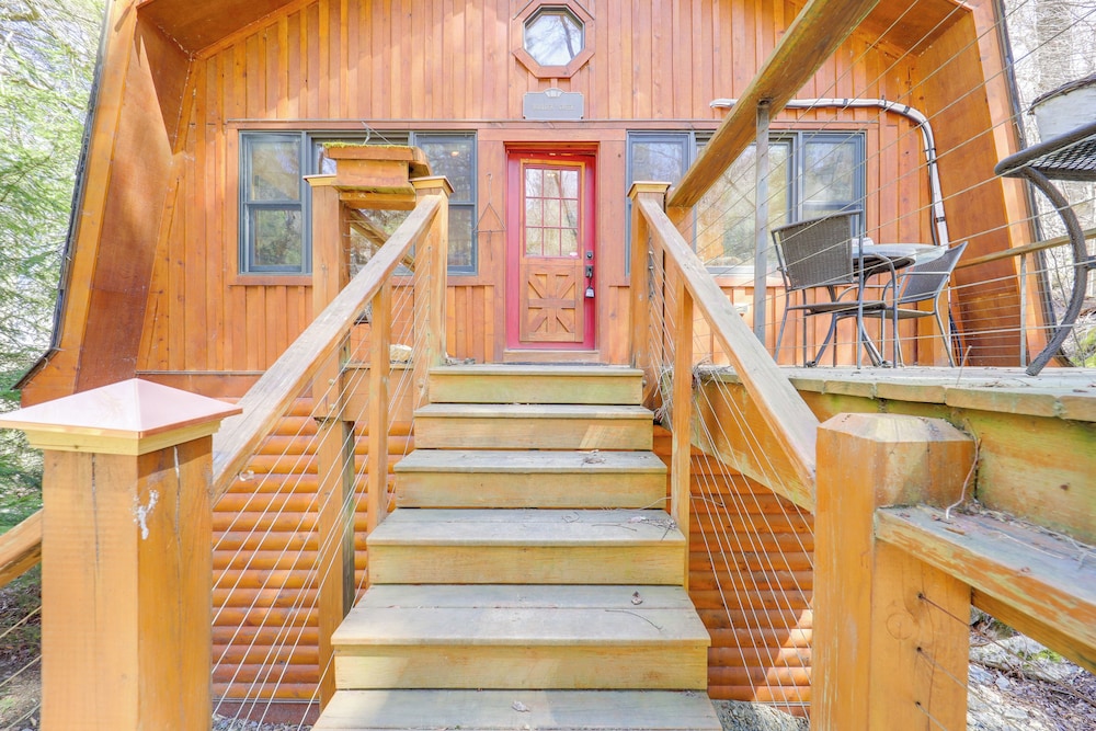 2 Mi to Beech Mtn Slopes! Cozy Couples Retreat