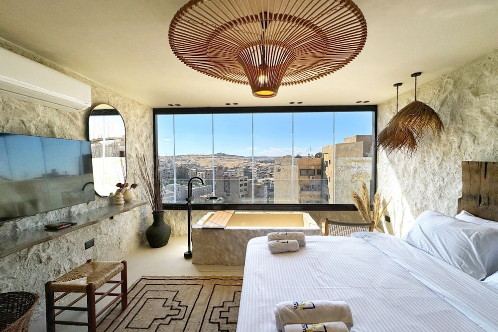 The 2 BDR Pyramids Vista w/ Bathtub