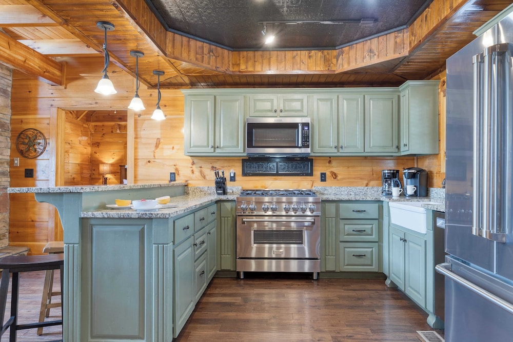 Luxury Cabin Sleeps 19 Game Room, Hot Tub Dollywood Alpine Mountain Lodge