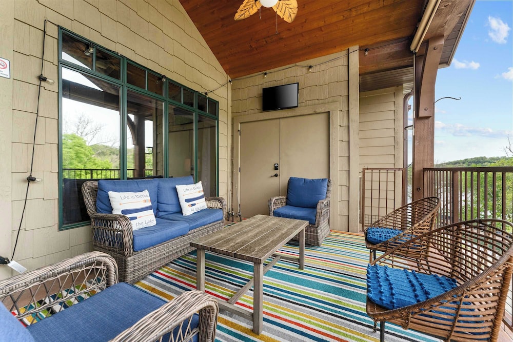 Penthouse Eagle View for 12!