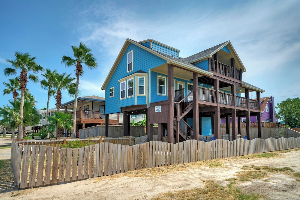 Sleeps 22 2 Homes w/ Private Pool, Game Room, Nature Views 7 BDR Avantstay