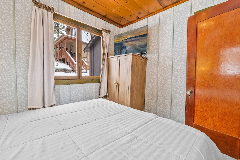 Oak Grove Bungalow view 4