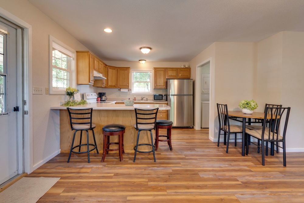 9 Mi to Effingham: Pet-friendly Rural Escape