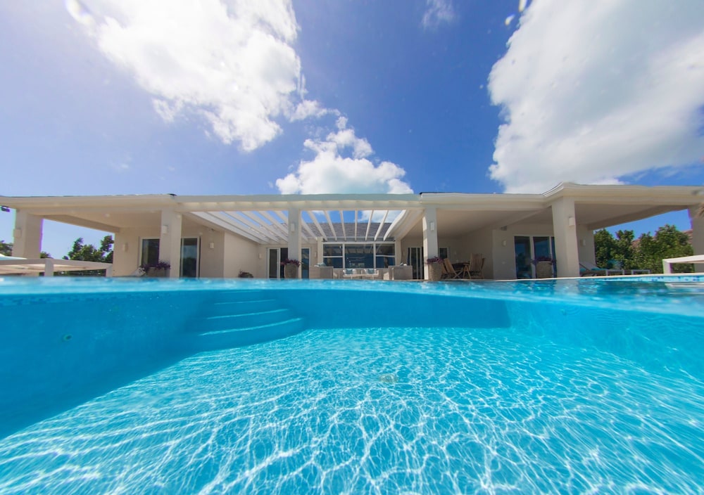 5 BR Waterfront Villa On Chalk Sound Blue Water