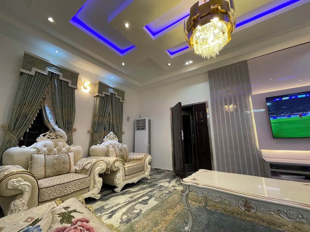 CREMYARK HOME APARTMENTS